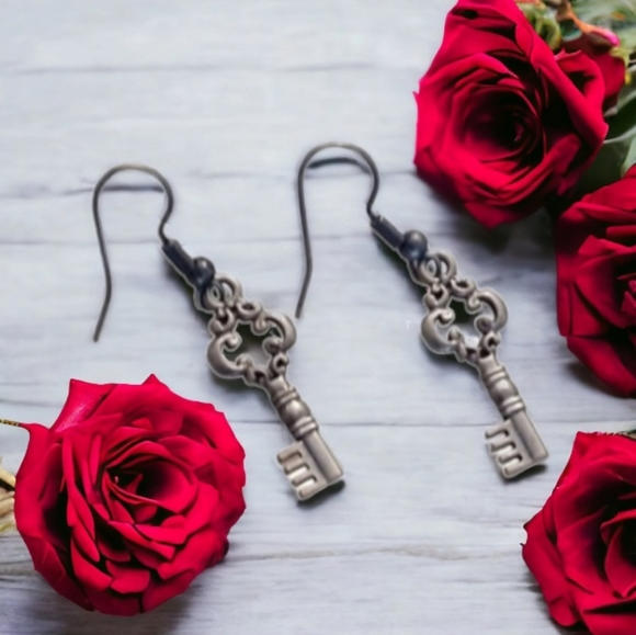 Jewelry - Vintage key earrings